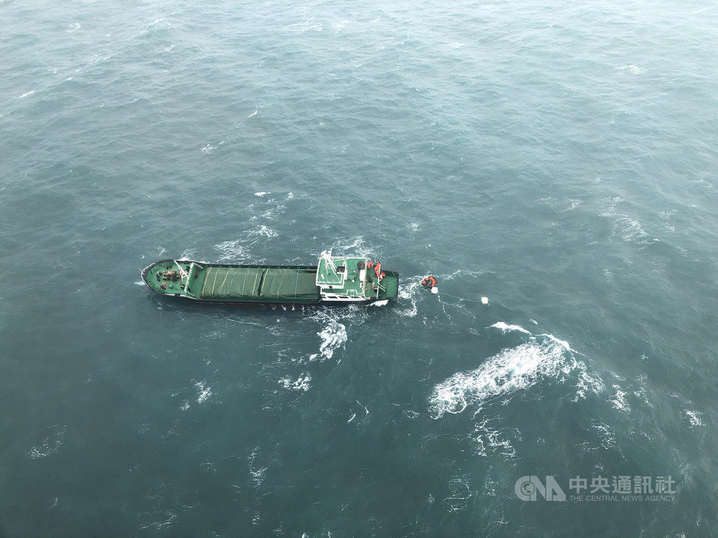 蒙古籍「星爵」號貨輪15日在彰化三豐外海19浬,因機械故障船身傾斜進水,海巡署獲報前往救援。(海巡署提供)中央社記者趙麗妍傳真 109年1月15日