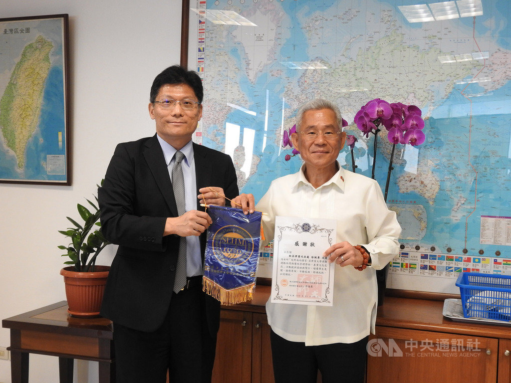 台灣師範大學運動休閒與餐旅管理研究所教授方進義(左)15日率團拜會駐菲代表徐佩勇(右),並致贈感謝狀。中央社記者陳妍君馬尼拉攝 109年1月15日