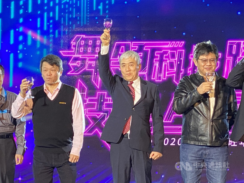 板卡廠技嘉15日舉行尾牙晚宴,董事長葉培城(中)率主管群舉杯向員工致意,感謝一年來的辛勞。中央社記者吳家豪攝 109年1月15日