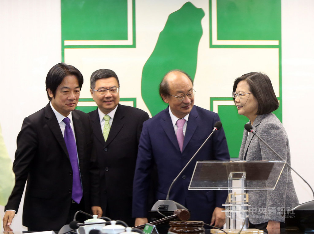 民進黨15日在中央黨部舉行中常會,總統蔡英文(右)、副總統當選人賴清德(左)由黨主席卓榮泰(左2)、民進黨立法院黨團總召柯建銘(右2)陪同,向中常委致意,感謝選戰辛勞。中央社記者鄭傑文攝 109年1月15日
