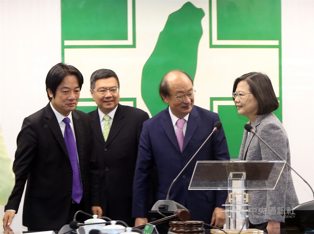 民進黨15日在中央黨部舉行中常會,總統蔡英文(右)、副總統當選人賴清德(左)由黨主席卓榮泰(左2)、民進黨立法院黨團總召柯建銘(右2)陪同,向中常委致意,感謝選戰辛勞。中央社記者鄭傑文攝 109年1月15日