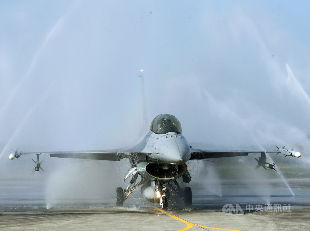 國軍官兵春節強化戰備,15日邀請媒體赴嘉義空軍基地參訪,除進行F-16V(Blcok20)緊急起飛演練外,也示範鮮少對外公開的「洗飛機」過程。中央社記者郭日曉攝 109年1月15日