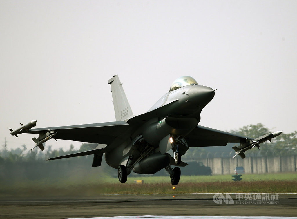 國軍官兵春節強化戰備,國防部15日安排媒體赴嘉義空軍基地參訪,空軍操演F16V緊急起飛過程。中央社記者郭日曉攝 109年1月15日