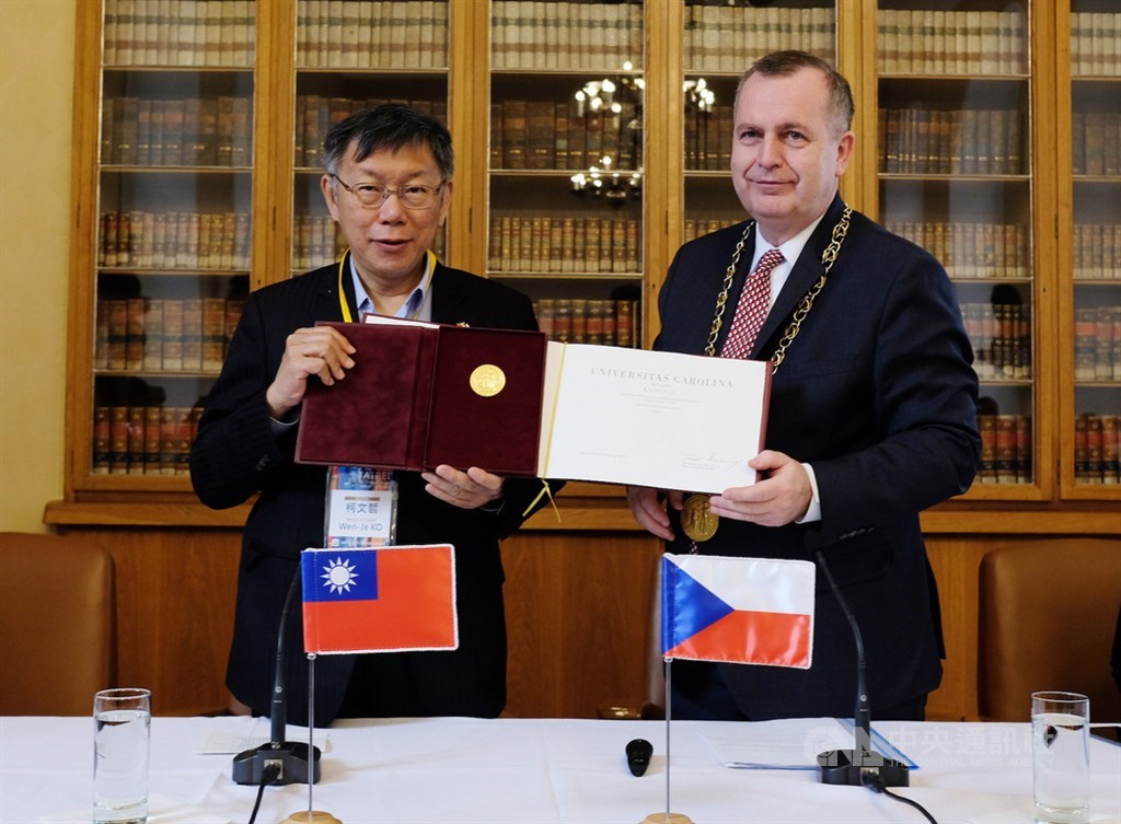 查理大學校長齊曼(Tomáš Zima)(右)14日代表校方致贈金質勳章給台北市長柯文哲(左),表達與台北合作的意願。中央社記者林育立布拉格攝 109年1月15日