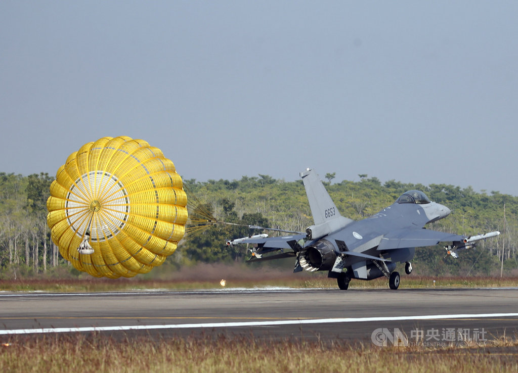 國軍官兵春節強化戰備,國防部15日安排媒體參訪空軍嘉義基地,空軍操演F16V緊急起飛、降落。中央社記者郭日曉攝 109年1月15日