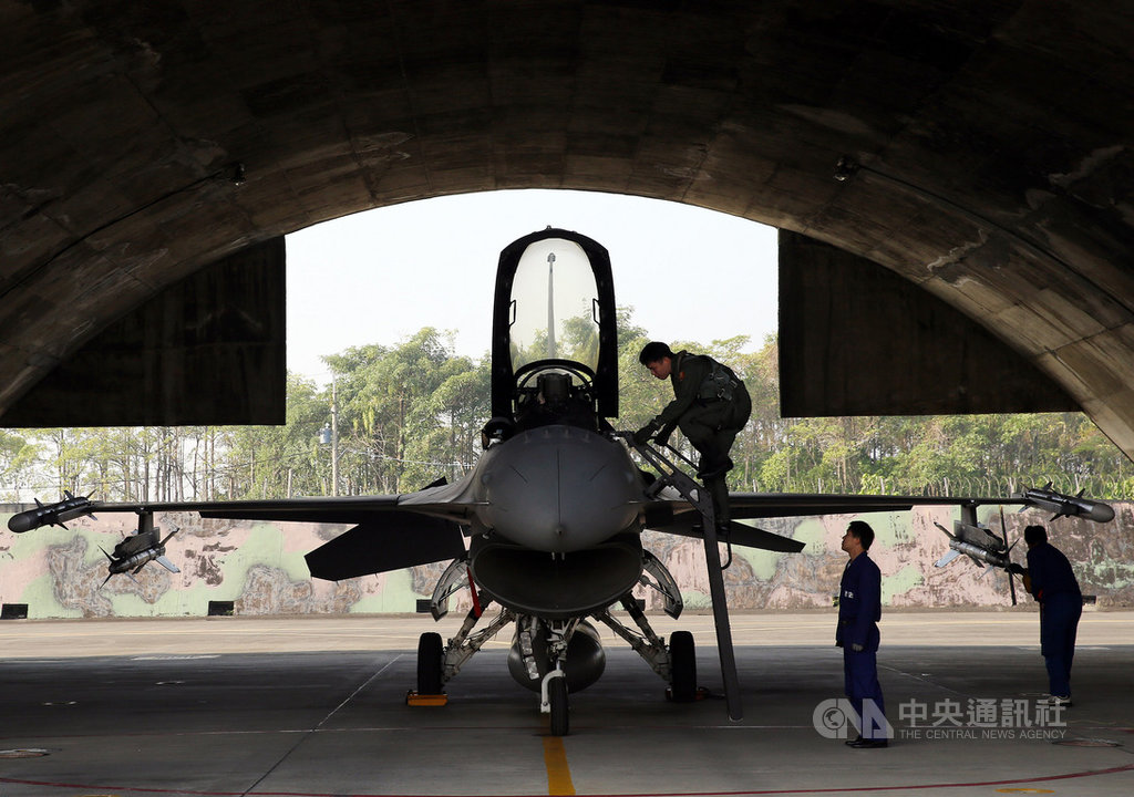 國軍官兵春節強化戰備,國防部15日安排媒體參訪空軍第四聯隊,演練中F16V接獲緊急起飛命令,執行緊急起飛。中央社記者郭日曉攝 109年1月15日