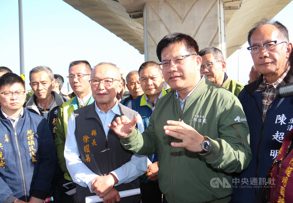 台61線房裡交流道僅北上匯入南下匯出功能,挨批只做「半套」,經苗栗縣積極爭取,交通部長林佳龍(前右2)15日會同立委陳超明(前右)、苗栗縣長徐耀昌(前右3)等人實地會勘,決議補足「北出南入」,高達7.2億元用地及工程經費中央協助解決。中央社記者管瑞平攝 109年1月15日