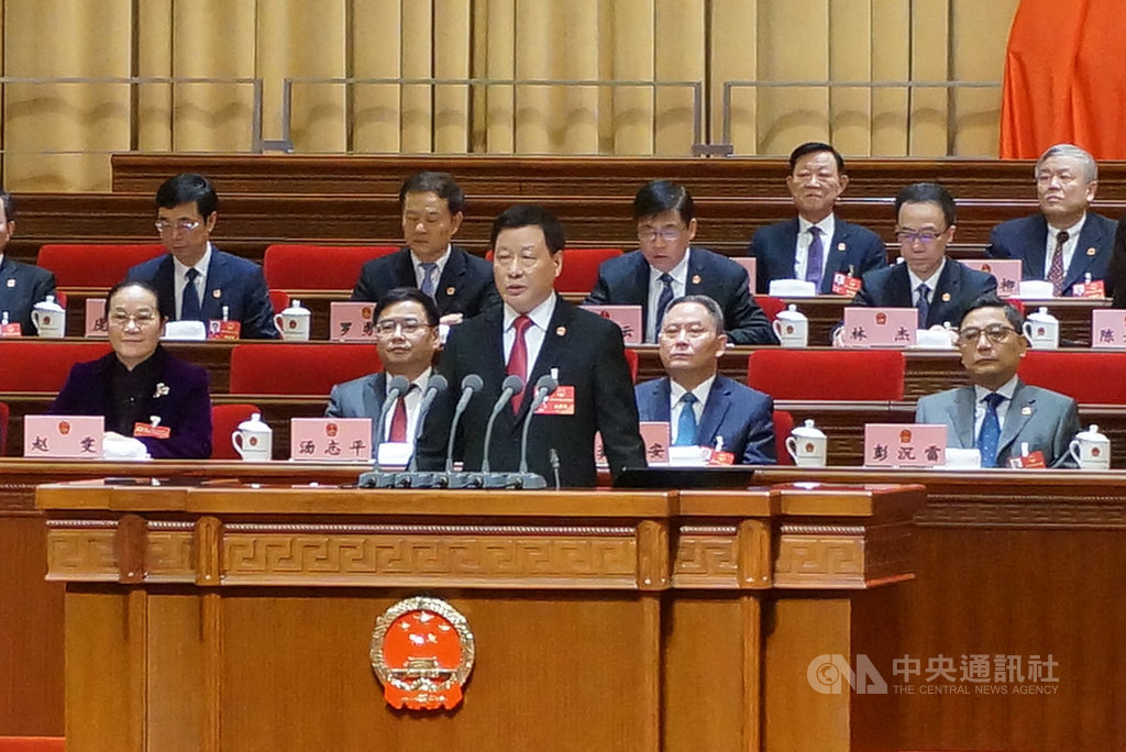 上海市長應勇15日在政府工作報告中表示,政府帶頭過「緊日子」,一般性財政支出要壓減10%以上,部門預備經費則取消。中央社記者翟思嘉上海攝 109年1月15日
