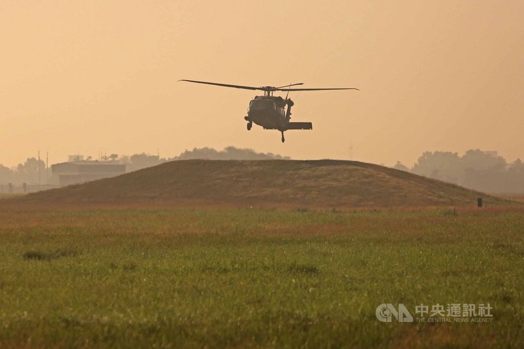 國防部15日表示,UH-60M黑鷹直升機已全面檢查完成,戰備、救護任務不受影響。一架空軍救護隊黑鷹正在嘉義基地執行訓練任務。中央社記者游凱翔攝 109年1月15日