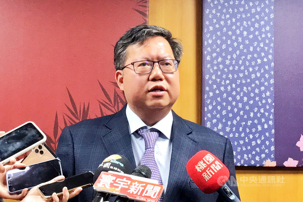 桃園市長鄭文燦(圖)15日在市政會議前接受媒體聯訪表示,桃園市總人口突破225萬人,中央政府對桃園的財政挹注也要大幅提升,桃園市5年拿到補助款比起5都差了新台幣500億元,今年補助款距離第5名的台南市差了88億元,對桃園市民非常不公平。中央社記者吳睿騏桃園攝 109年1月15日