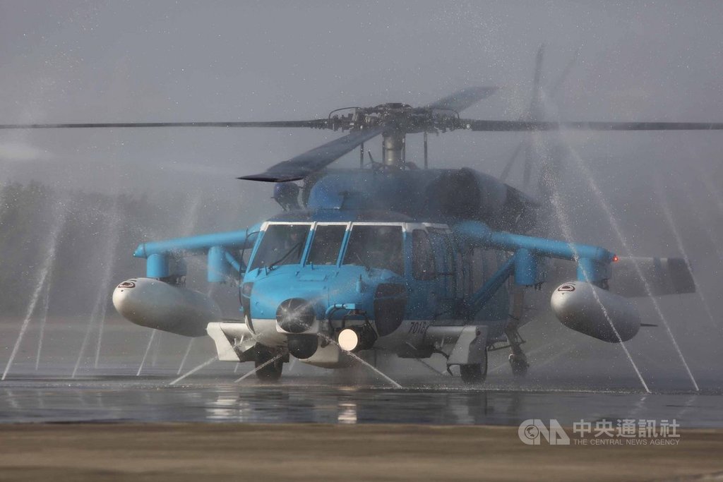 空軍嘉義基地15日上午以RO逆滲透水搭配自動清洗設備,清潔S-70C直升機。中央社記者游凱翔攝 109年1月15日