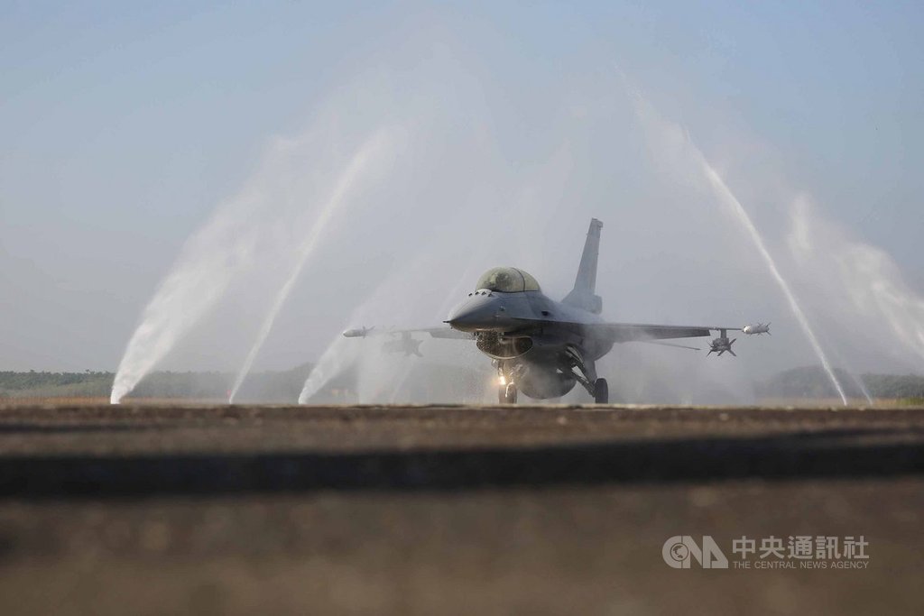 戰機清潔相當嚴格,空軍使用經7道水處理程序的RO逆滲透水清潔F-16V(Block20),避免自來水雜質毀損戰機。中央社記者游凱翔攝 109年1月15日