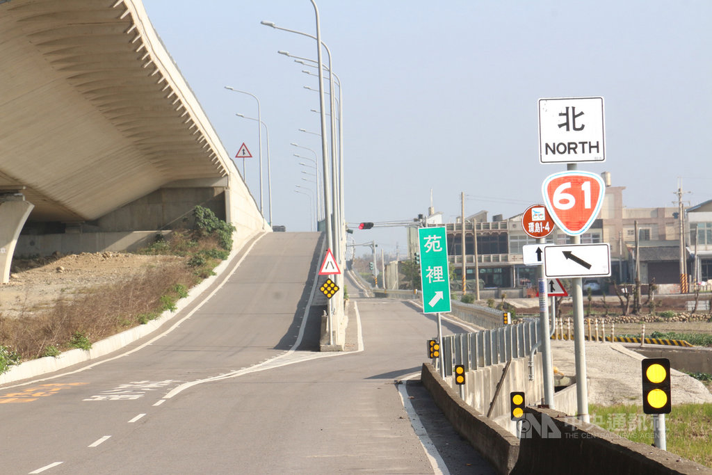 台61線房裡交流道僅北上匯入南下匯出功能,造成北上要往苑裡地區車輛,若不提前在大甲交流道下匝道,就得續行至通霄一交流道,才可匯入平面道路繞回苑裡;從苑裡南下也必須繞行到台中大甲區才能匯入西濱高架道路,引發苑裡鄉親反彈。交通部長林佳龍15日視察,允諾協助改善。中央社記者管瑞平攝 109年1月15日