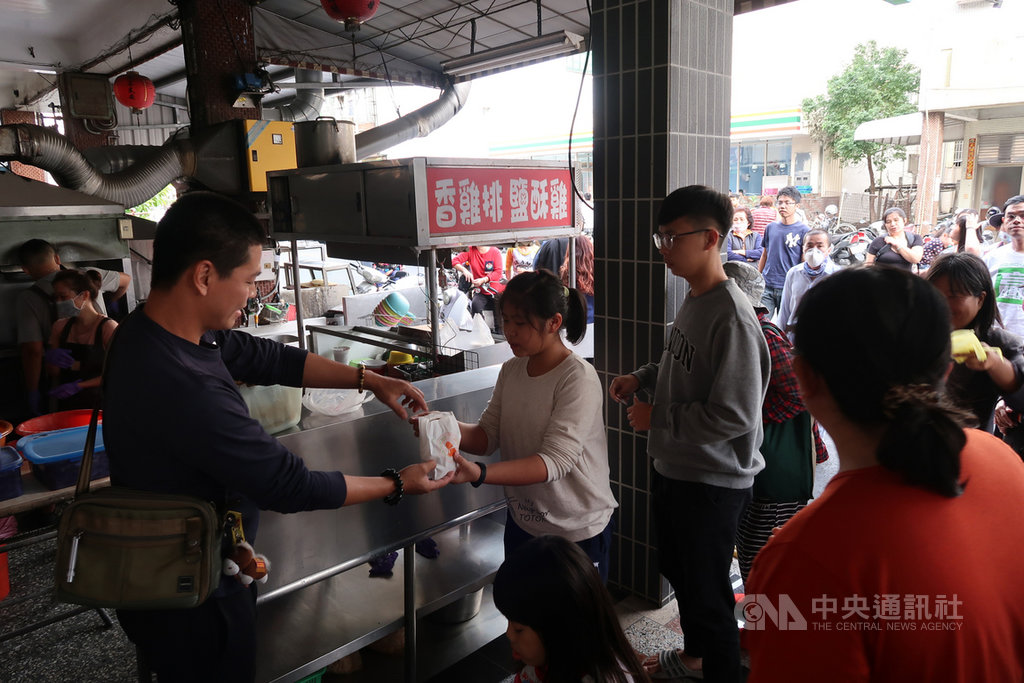 總統蔡英文成功連任,有支持者15日下午在高雄市小港區發送250份雞排,吸引不少民眾前往排隊領取。中央社記者王淑芬攝 109年1月15日