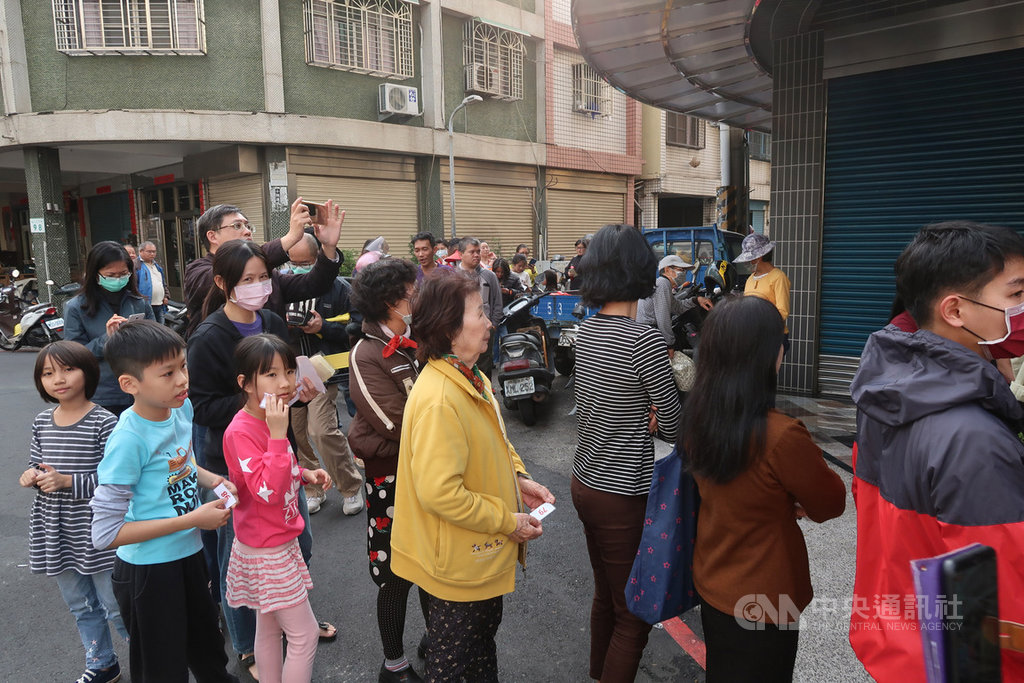 總統蔡英文成功連任,高雄市小港區15日下午有支持者發送250份雞排,民眾大排長龍等待領取。中央社記者王淑芬攝 109年1月15日