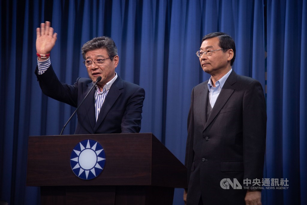 國民黨主席吳敦義向中常會請辭,國民黨15日召開中常會討論代理黨主席與代理秘書長人選,由中常委林榮德(左)擔任代理主席,國民黨立法院黨團總召曾銘宗(右)擔任代理秘書長。中央社記者林俊耀攝 109年1月15日