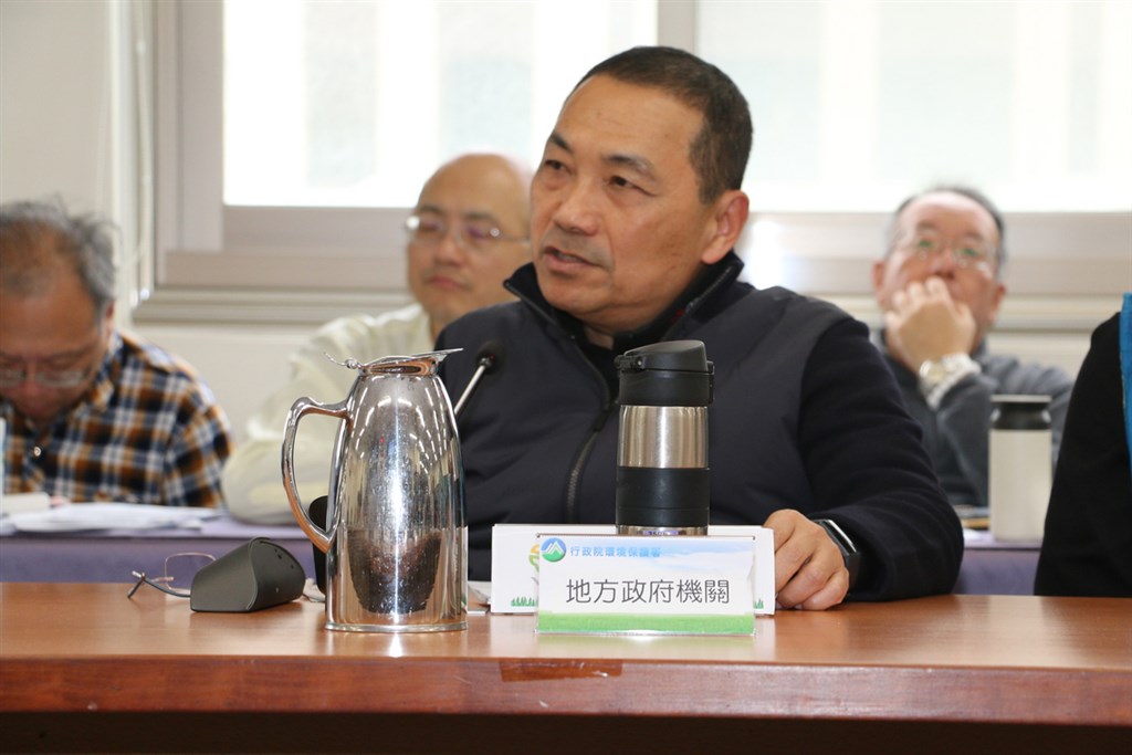 爭議逾20年的淡北道路開發案,環保署15日召開環評大會,新北市長侯友宜(前)率員出席,經過逾2小時討論後決議通過。(新北市工務局提供) 中央社記者葉臻傳真 109年1月15日