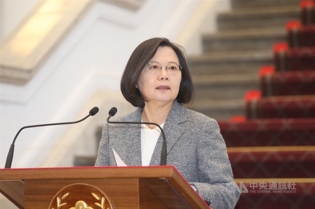 總統蔡英文15日上午在總統府敞廳發表迴廊談話,內容包含選後穩定政局,慰留內閣團隊,另一部分則是反滲透法交付內閣後續執行的3個配套措施。中央社記者鄭傑文攝 109年1月15日