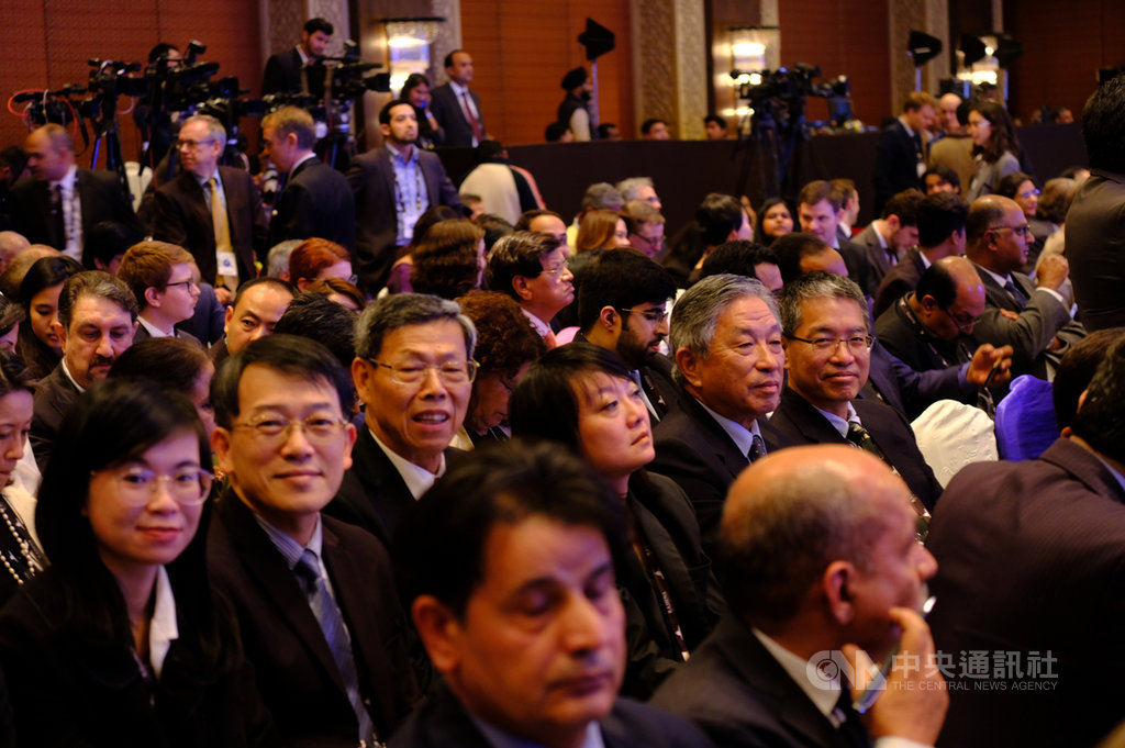 遠景基金會執行長賴怡忠(2排右1)、駐印度代表田中光(2排右2)等台灣學者與代表處官員共8人,14日晚間出席瑞辛納對話開幕典禮。中央社記者康世人新德里攝 109年1月15日
