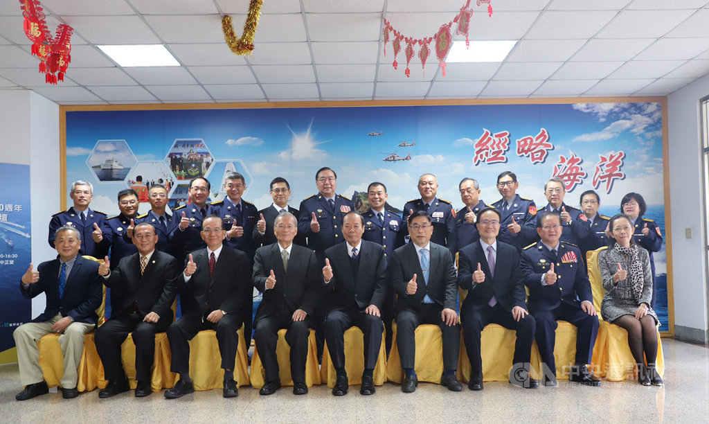 海巡署15日舉辦「海洋台灣暨海巡20週年回顧與前瞻論壇」活動,海委會主委李仲威(前右5)、海巡署長陳國恩(前排右2)與海巡署歷任正副署長及多名海洋領域重量級專家學者共襄盛舉;李仲威會中提出「持續檢討、精進效能」等3個方向共勉。(海巡署提供)中央社記者黃麗芸傳真 109年1月15日