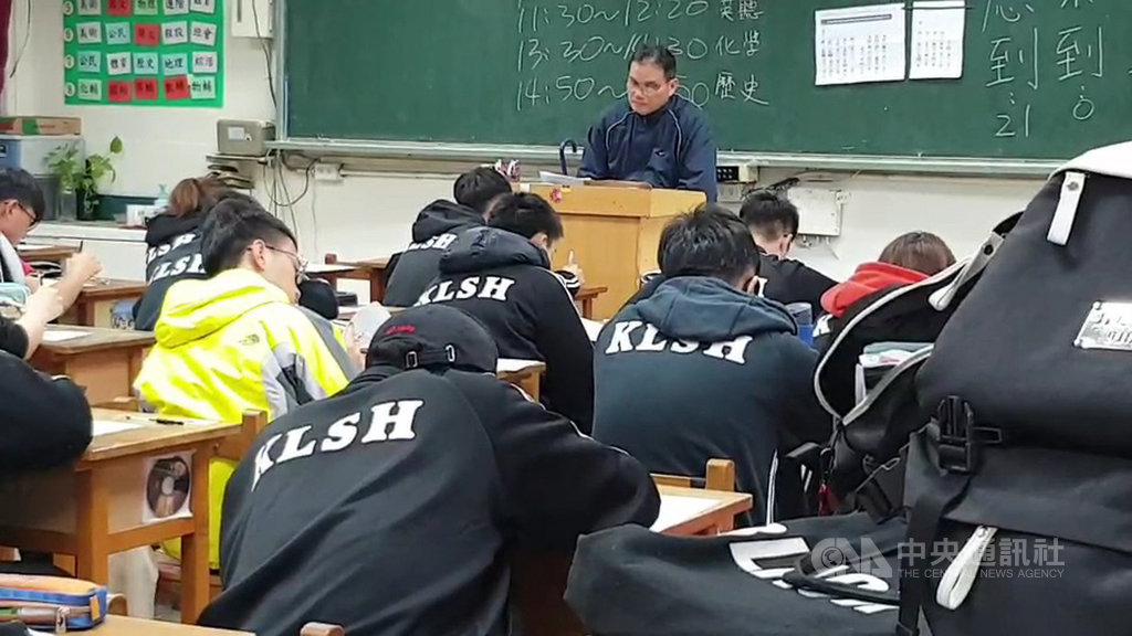 受到台鐵誤點影響,基隆高中15日上午期末考延後40分鐘舉行,根據校方統計,截至上午8時40分仍有30多名學生受到影響。中央社記者王朝鈺攝 109年1月15日