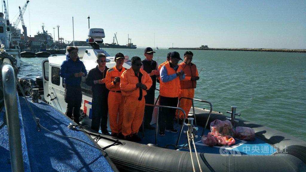 海巡署艦隊分署金門海巡隊15日表示,新造多功能艇CP-1020月初運抵金門後,由金門海巡隊長曾忠智率接艇人員舉行簡單祈福儀式後,立即展開操駕訓練及實務驗證工作。(金門海巡隊提供)中央社記者黃慧敏傳真 109年1月15日