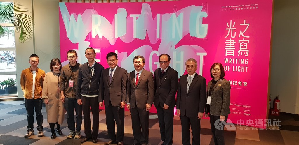 2020台灣燈會在台中舉行,位在台中的國美館因應燈會,首度舉辦台灣國際光影藝術節,邀請國內外7組創作團隊以藝術創作闡述光影變化,15日舉行記者會,交通部長林佳龍(左5起)、文化部次長李連權、國美館館長林志明等人出席。中央社記者鄭景雯攝 109年1月15日
