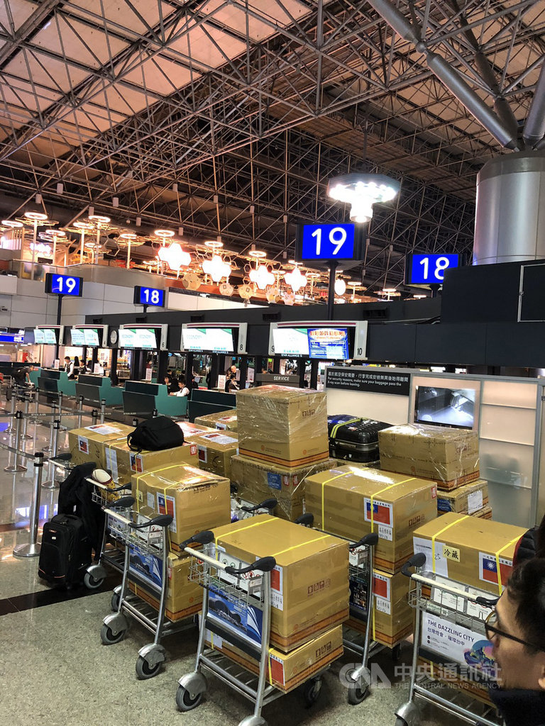 第10屆世界盃麵包大賽14日於巴黎落幕。台灣隊副教練王鵬傑說,每次國際比賽的行李都是大問題,今年總重達900公斤,所幸獲得長榮航空大力協助,大幅減少行李超重成本與行政流程。(王鵬傑提供)中央社記者曾婷瑄巴黎傳真 109年1月15日