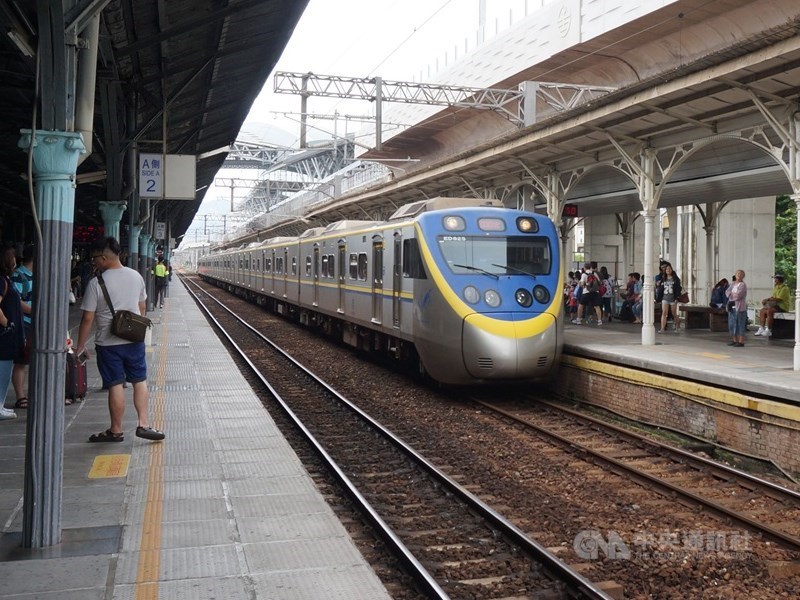 台鐵七堵與南港間號誌15日清晨到上午故障約4小時,造成列車延誤。(示意圖/中央社檔案照片)