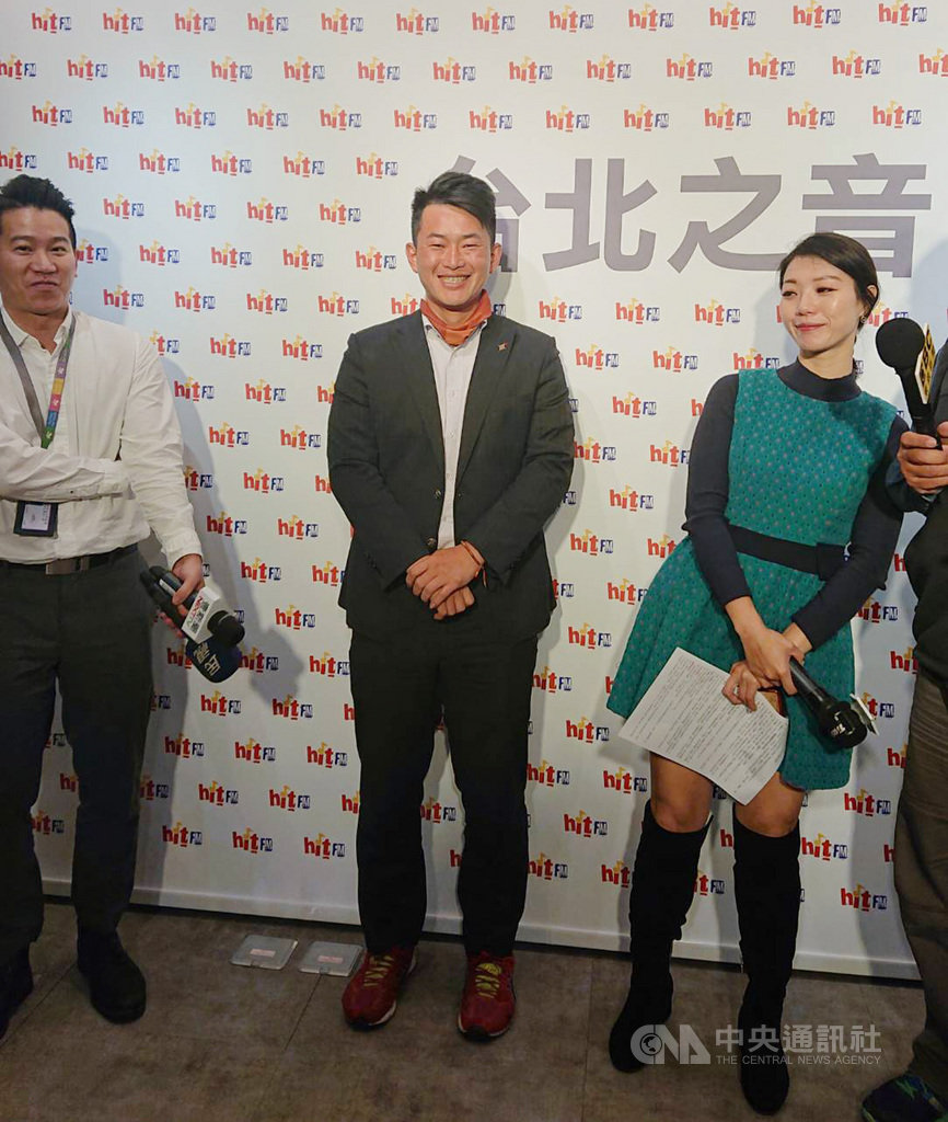 國民黨2020總統、立委選戰大敗,吳敦義請辭黨主席,國民黨規劃將在3月7日補選。準立委陳柏惟(中)15日接受廣播節目專訪表示,支持高雄市長韓國瑜選國民黨主席,這樣國民黨倒比較快。中央社記者王揚宇攝 109年1月15日
