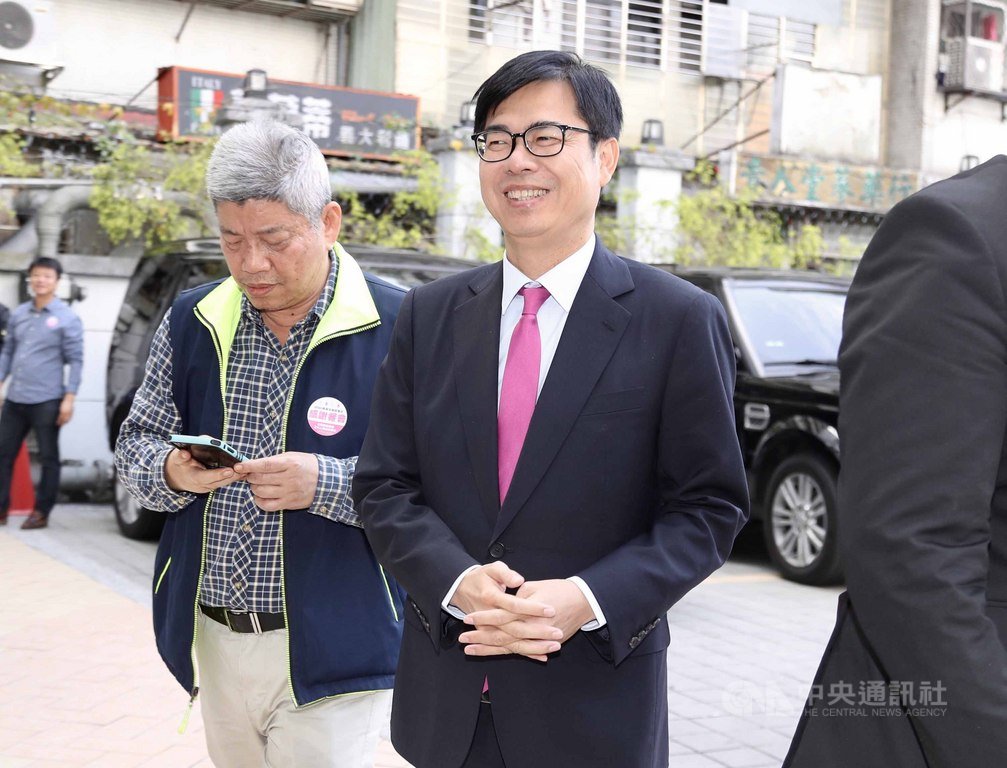 行政院副院長陳其邁(右)16日中午在台北出席2020蔡英文總統連任感恩餐會,向現場守候媒體微笑致意。中央社記者張皓安攝 109年1月16日
