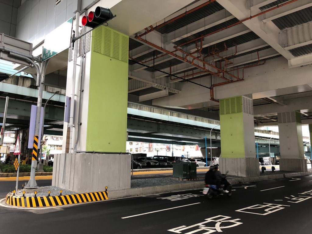 捷運環狀線沿線鋼柱設計有別以往隱形般灰色系,而是在各方向指定不同色彩,從東邊、西邊看都有不同樣貌,風格大膽,有趣味性。(新北市府捷運局提供)中央社記者葉臻傳真 109年1月16日