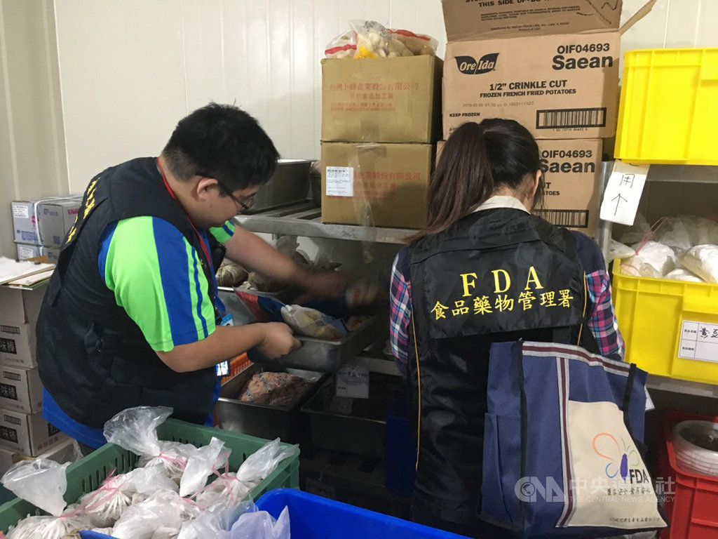 春節將至,衛生福利部食品藥物管理署去年12月起展開全台食品稽查,發現網購名店「聞明堂」產品標示使用日本芝麻,實際上卻是台灣芝麻醬,涉標示不實挨罰。圖為食藥署人員稽查畫面。(食藥署提供)中央社記者張茗喧傳真 109年1月16日