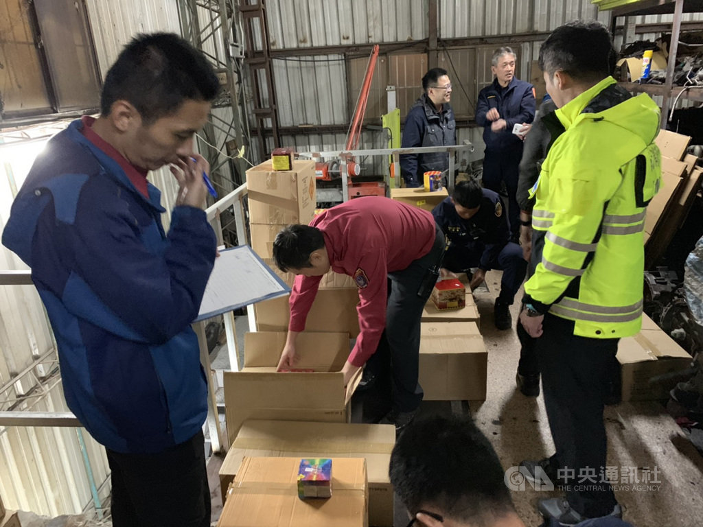 新北市消防局日前接獲線報指三重區有業者在某處鐵皮屋內囤放大量爆竹煙火,前往查緝發現非法儲存爆竹煙火總重量519.88公斤,已達管制量的26倍。(警消提供)中央社記者王鴻國傳真 109年1月16日