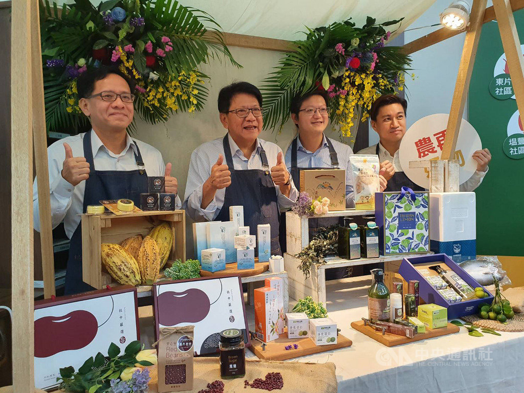 為推動屏東農村社區產業發展,屏東縣政府將農村再生社區的產品以城市美學概念重新設計包裝,縣長潘孟安(左2)16日舉辦記者宣傳會,介紹新形象產品。中央社記者郭芷瑄攝 109年1月16日