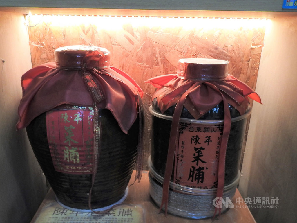 台東縣關山鎮農會推出「老少配」蘿蔔乾組合,以10年的陳年老菜脯搭配5年的年輕菜脯,再加上鮮採的蘿蔔一起熬燉土雞,湯頭甘甜可口。中央社記者李先鳳傳真 109年1月16日