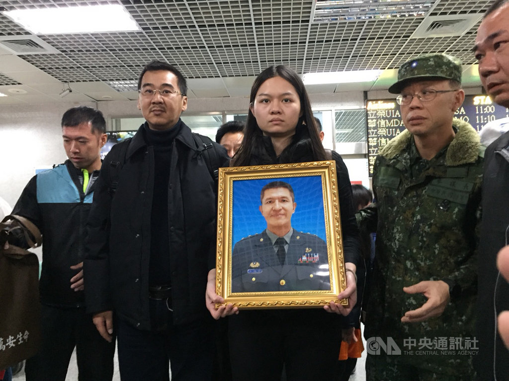 故陸軍中將洪鴻鈞家屬16日上午捧著洪鴻鈞遺像返回金門,縣府官員等人在尚義機場入境大廳迎接,隨後一行人前往殯儀館為洪鴻鈞舉行誦經法會及公奠禮。中央社 109年1月16日