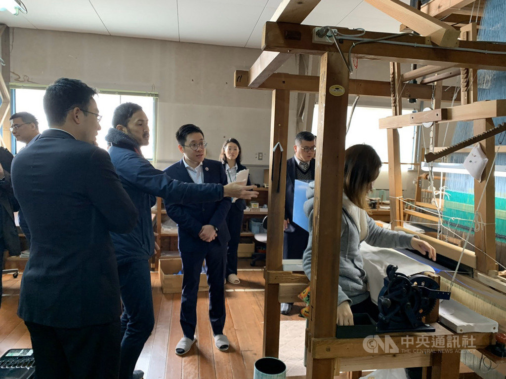 屏東縣枋寮鄉長陳亞麟(中)率隊參訪日本京都與謝野町,了解地方創生產業,赴當地百年手作紡織職人坊參訪。(陳亞麟提供)中央社記者郭芷瑄傳真 109年1月16日