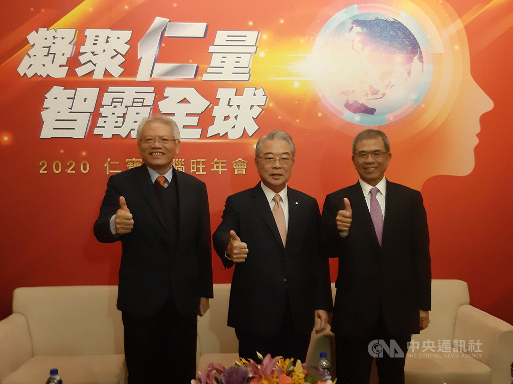 仁寶電腦董事長許勝雄(中)、副董事長陳瑞聰(右)、總經理翁宗斌16日出席旺年會記者會。中央社記者潘智義攝 109年1月16日