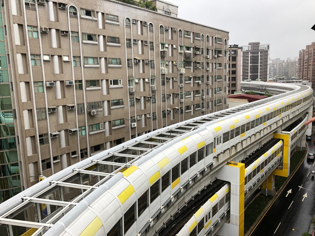 捷運環狀線沿線隔音牆有別於過去灰色系,以白色為主色,並利用黃色呈現陽光灑落的感覺。(新北市府捷運局提供)中央社記者葉臻傳真 109年1月16日