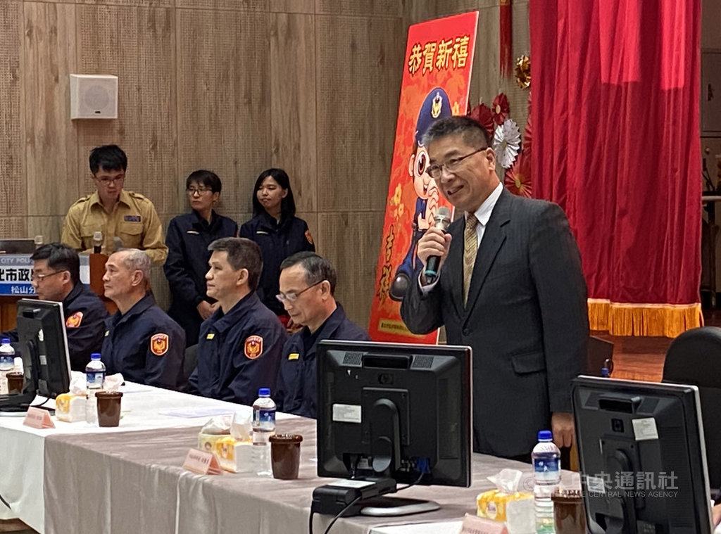 內政部長徐國勇(右)16日晚間到台北市警察局松山分局,巡視慰勞堅守崗位執勤的警察同仁及協勤民力,感謝警察弟兄的辛勞,並致贈工作期間加強戒備獎勵金。中央社記者黃麗芸攝 109年1月16日