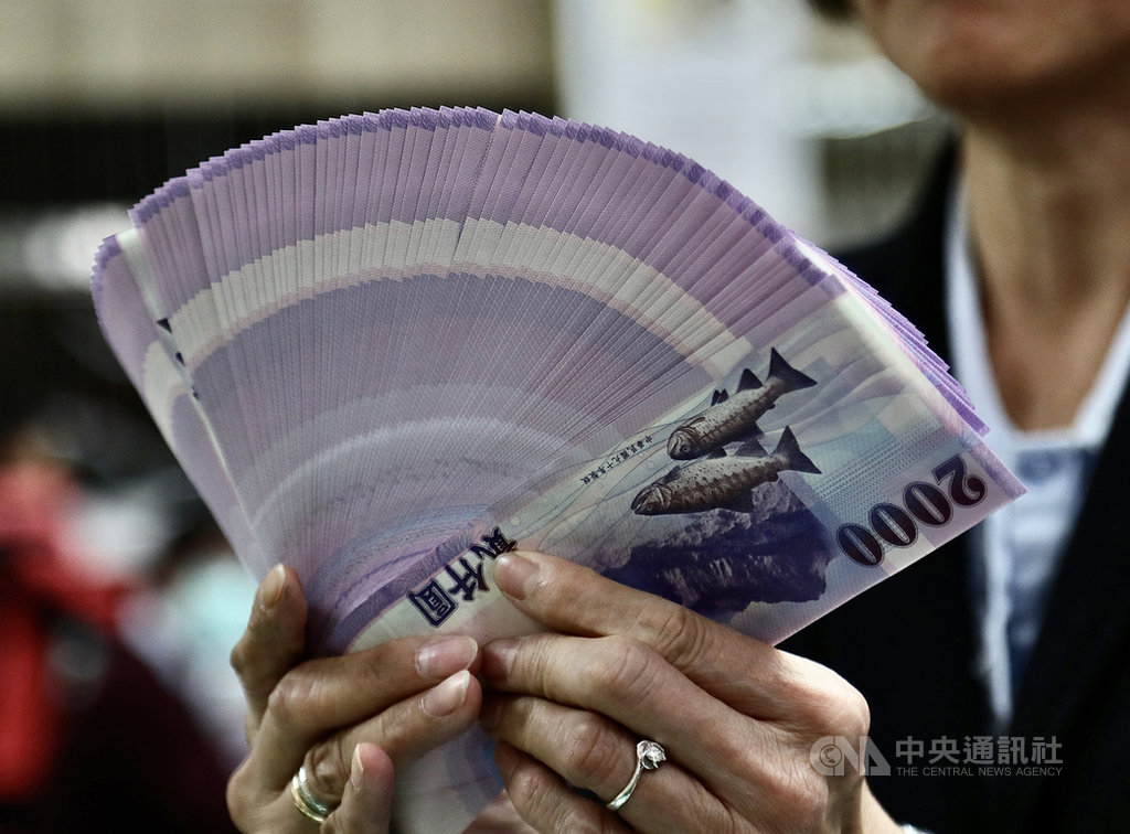 中央銀行表示,為了便利民眾春節前兌換新鈔,民眾可在8家金融機構、選定454家分行作為兌鈔地點,自16日起、連續5個營業日進行不同面額的新鈔兌換。中央社記者張皓安攝 109年1月16日