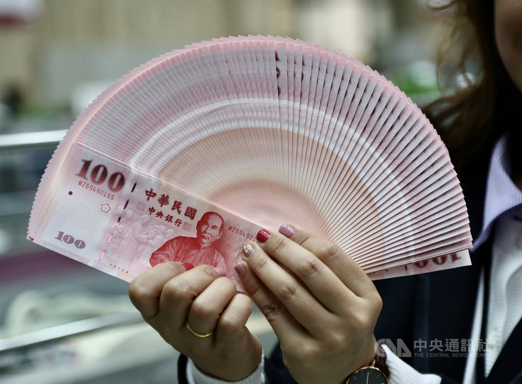 農曆春節將至,為了便利民眾春節前兌換新鈔,16日起至22日民眾可在8家金融機構、共454家選定的分行進行新鈔兌換。中央社記者張皓安攝 109年1月16日