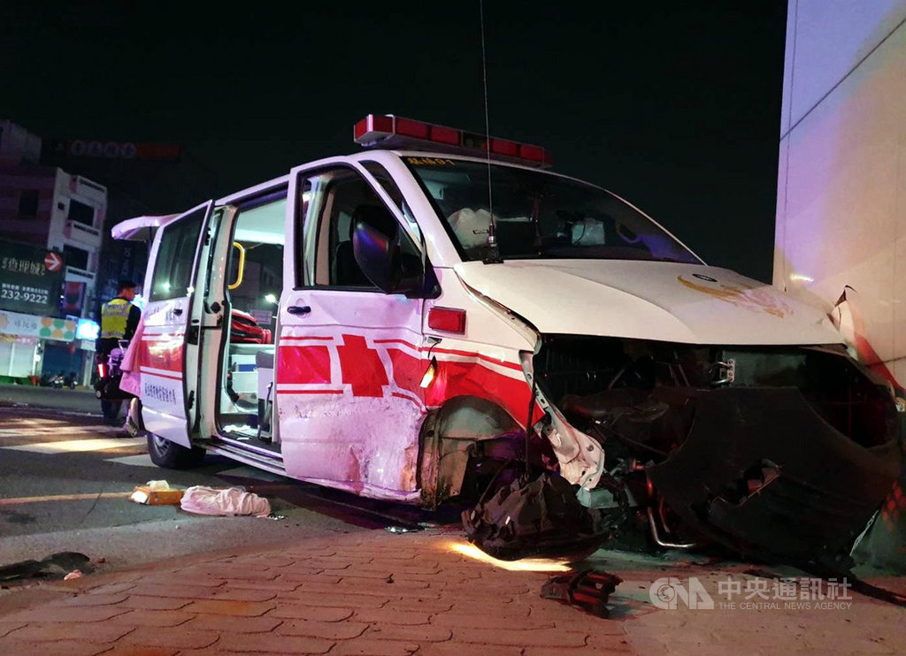 嘉義縣消防局雙福分隊救護車16日凌晨出勤救護,行經嘉義市中興路、友愛路口,與一輛疑似未禮讓救護車的自小客車發生事故,造成7人受傷;救護車右前輪受到強烈撞擊脫落,零件散落一地。(嘉義市消防局提供)中央社記者黃國芳傳真 109年1月16日