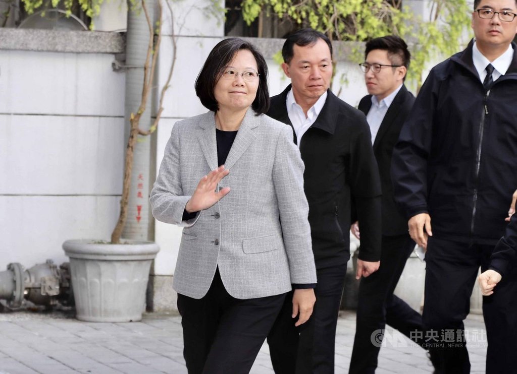 總統蔡英文(左)16日中午在台北出席2020蔡英文總統連任感恩餐會,感謝全國競選總部工作人員。中央社記者張皓安攝 109年1月16日