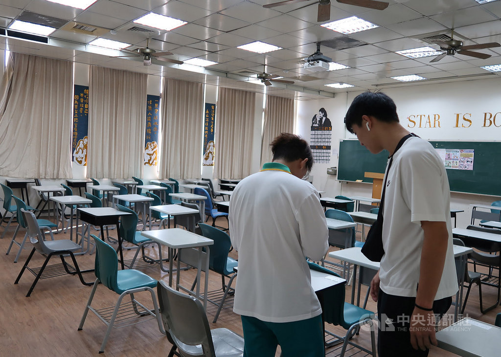 109學年度大學入學學科能力測驗17日將登場,16日下午開放考生提前看考場,高師大考場內有不少學生結伴到場了解動線,以免屆時慌亂跑錯教室。中央社記者王淑芬攝 109年1月16日