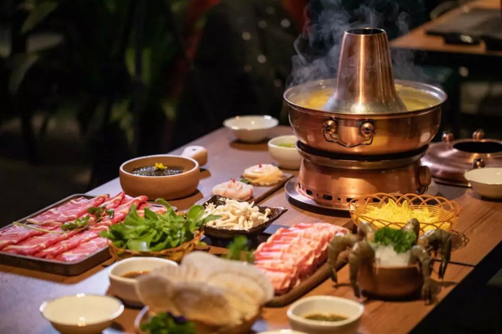 北京故宮角樓餐廳12日推出每桌人民幣6688元的年夜飯,卻掀起一片檢討故宮過於商業化的聲浪,餐廳近日通知顧客取消年夜飯,並退還訂金。(圖取自故宮角樓餐廳微博網頁weibo.com)