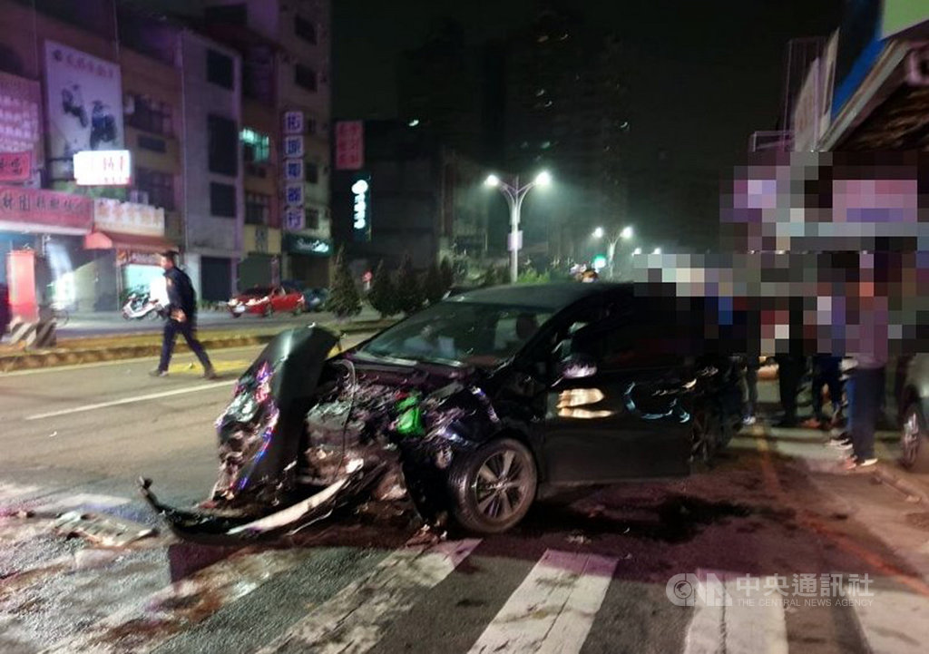 嘉義縣消防局雙福分隊救護車16日凌晨出勤救護,行經嘉義市中興路、友愛路口,與一輛疑似未禮讓救護車的自小客車發生事故,造成7人受傷;自小客車的車頭全毀。(嘉義市消防局提供)中央社記者黃國芳傳真 109年1月16日