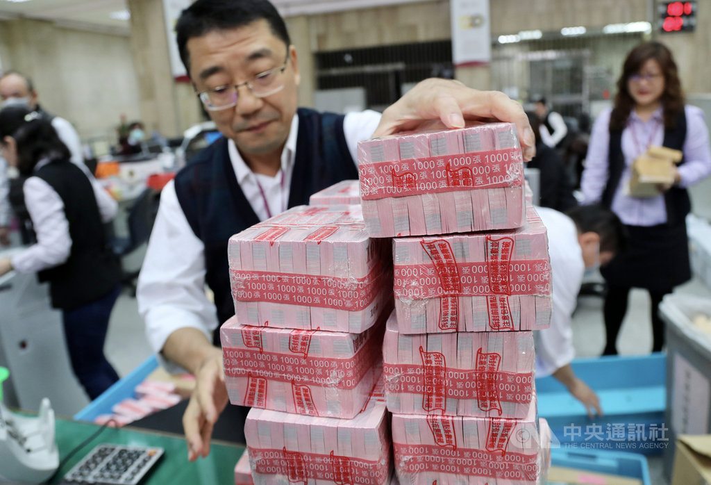 台灣銀行表示,中央銀行今年共準備新台幣5735億元新鈔,16日起供民眾兌領,迎接金鼠年來臨。中央社記者張皓安攝 109年1月16日