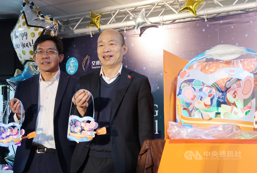 高雄市長韓國瑜(右)16日出席在高雄醫學大學附設中和醫舉辦的「2020高雄燈會藝術節」小提燈亮相記者會,與高雄市觀光局長邱俊龍(左)一同介紹高雄燈會鼠一鼠二小燈籠。中央社記者王淑芬攝 109年1月16日